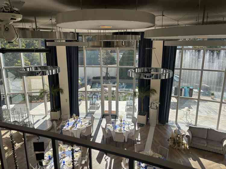 私たちが一番気に入った披露宴会場です。カーテンが閉まっている時と空いている時の雰囲気が違う。