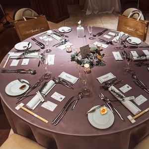 全体的にリゾート感のある披露宴会場ですが、テーブルコーディネートを工夫すると、シックな印象にも。