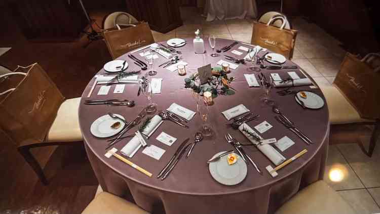 全体的にリゾート感のある披露宴会場ですが、テーブルコーディネートを工夫すると、シックな印象にも。