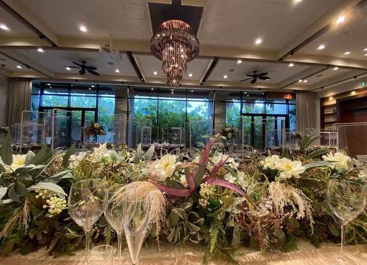 披露宴会場で新郎新婦の席に座らせてもらったときの様子。