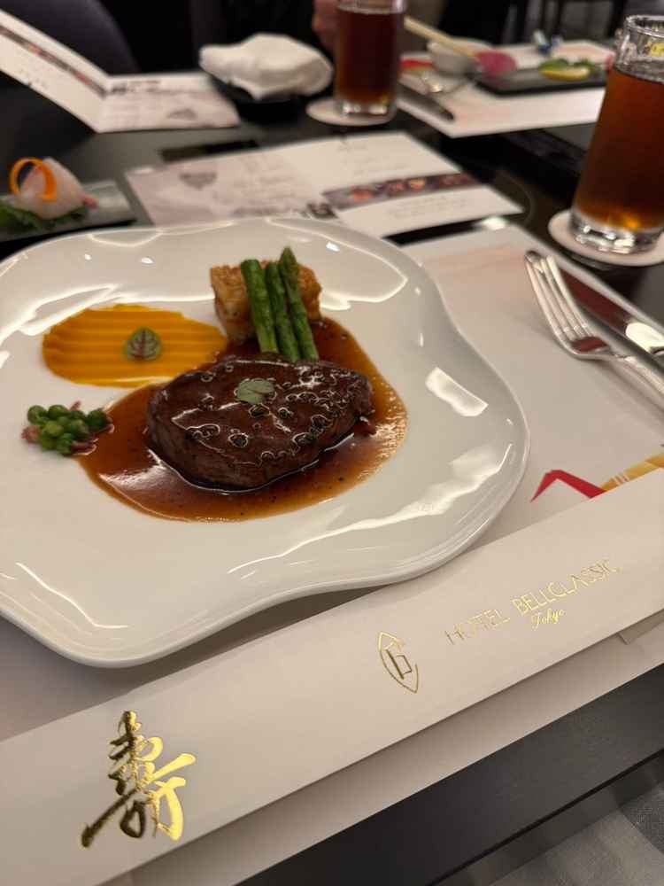 試食でいただいた、洋食メインのお肉。柔らかくてお味も上品で、黄色いかぼちゃソースもとても美味しい！