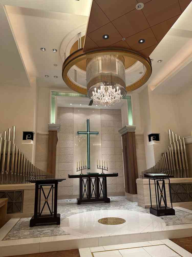 チャペルの写真。白を基調とした明るい会場