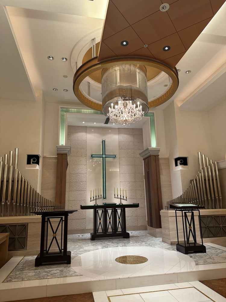 チャペルの写真。白を基調とした明るい会場