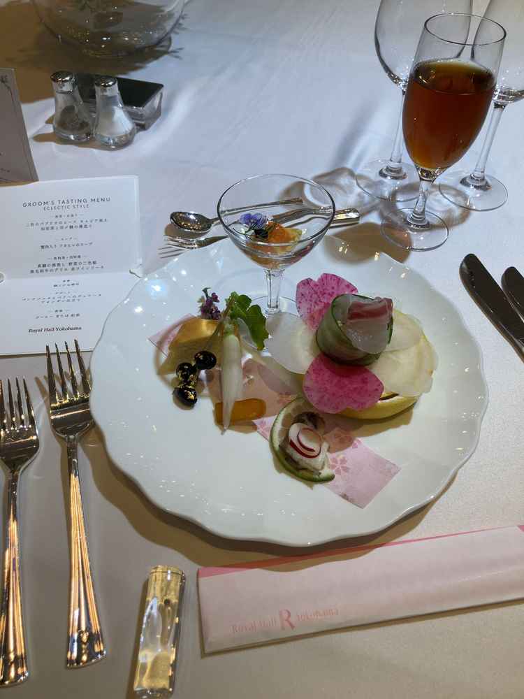 コース料理の前菜。金箔が使われていたり煙の演出があった。