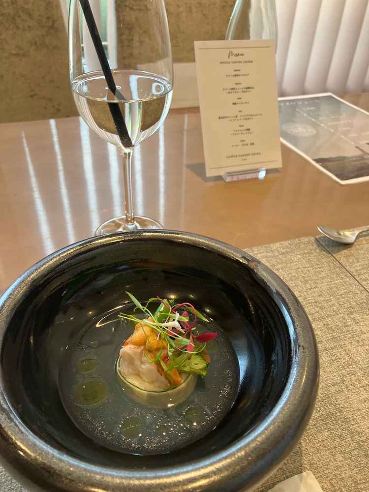 和洋折衷に富んだコースメニュー。一つ一つの料理も綺麗で五感で楽しめるメニューだった。