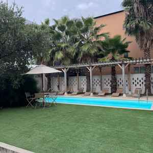 開放的なガーデン。ここでフラワーシャワーや集合写真が撮れたり、2人の思い出の品を飾ることもできます。