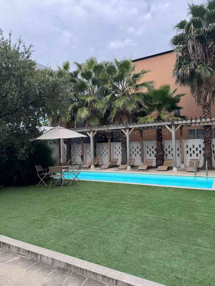 開放的なガーデン。ここでフラワーシャワーや集合写真が撮れたり、2人の思い出の品を飾ることもできます。