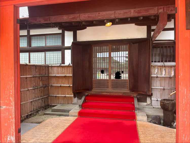 花嫁行列で歩く道(この扉から出てくる)。雨天時でも雨に濡れない。カーペットが敷いてあり歩きやすい。