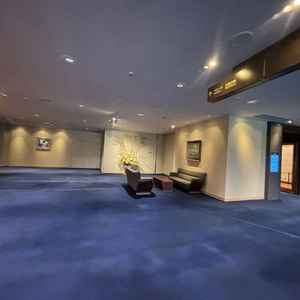 廊下は広く、案内表示も充実しています。