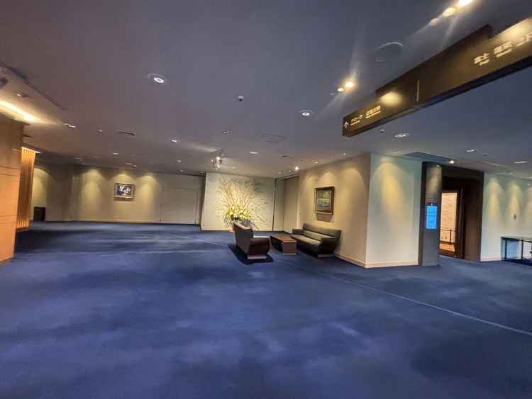 廊下は広く、案内表示も充実しています。