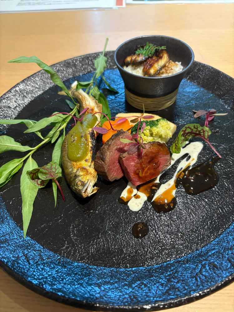 料理がとても美味しかったです。特にお肉が柔らかく全て箸で食べられるのも魅力でした