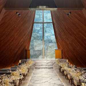 ウッド調のチャペルが素敵でした。