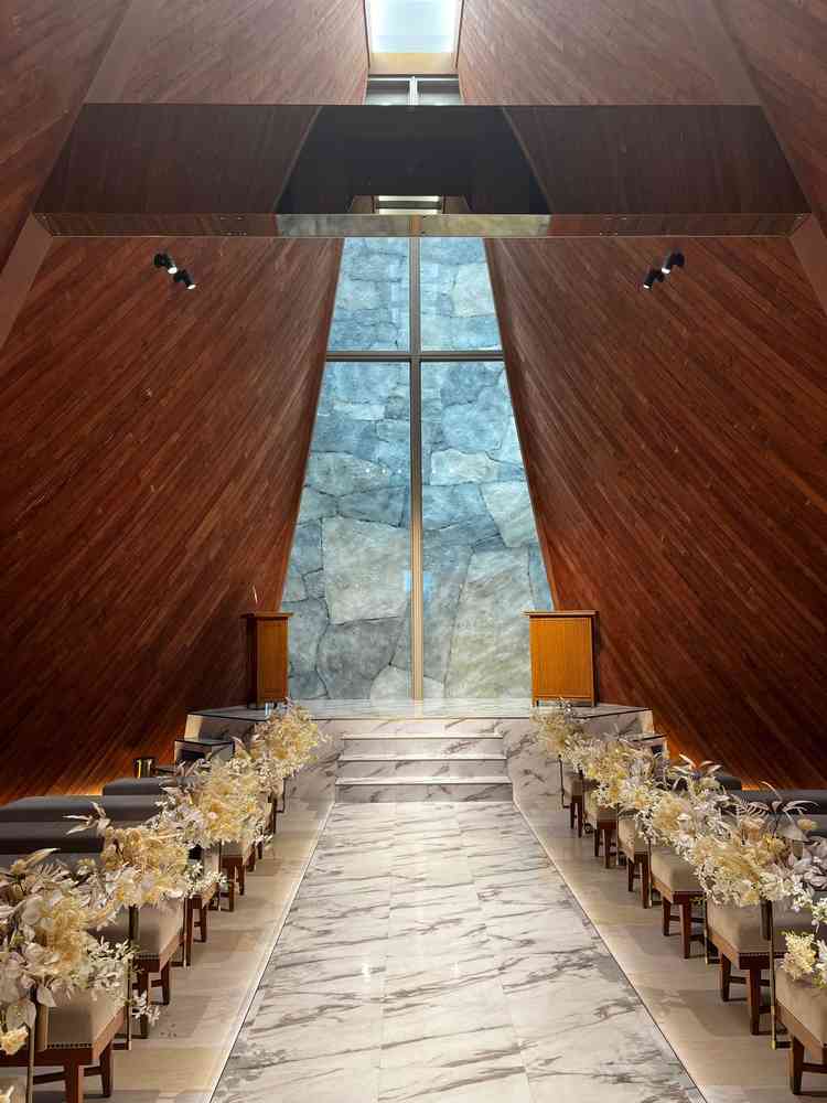 ウッド調のチャペルが素敵でした。