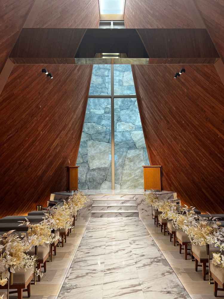 ウッド調のチャペルが素敵でした。