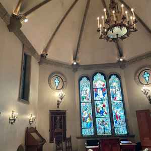 チャペルの中。ステンドグラスが綺麗