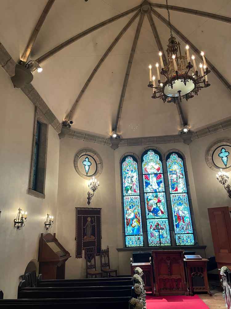 チャペルの中。ステンドグラスが綺麗