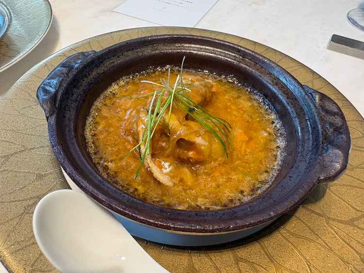 脱皮直後の蟹を使用した料理です。脱皮したばかりは皮が柔らかく全て食べられるそうです。印象に残ります。