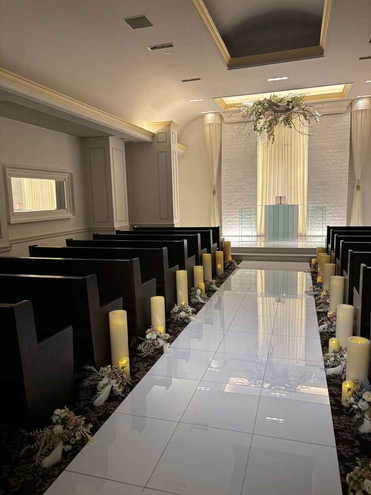 チャペルは洗練され、床も反射がキレイに映えるかんじ。