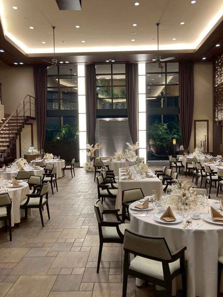 披露宴会場。天井が高く開放感がある。