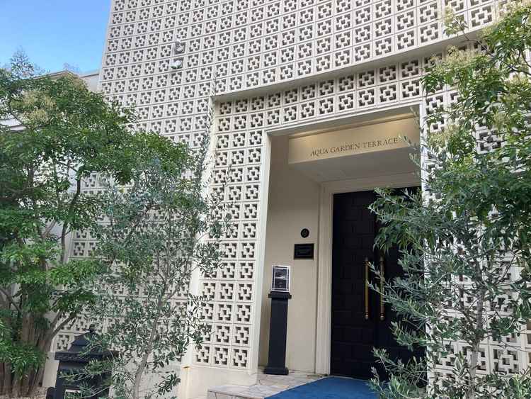 式場の入り口。入る時点で大阪の喧騒を忘れさせられる。