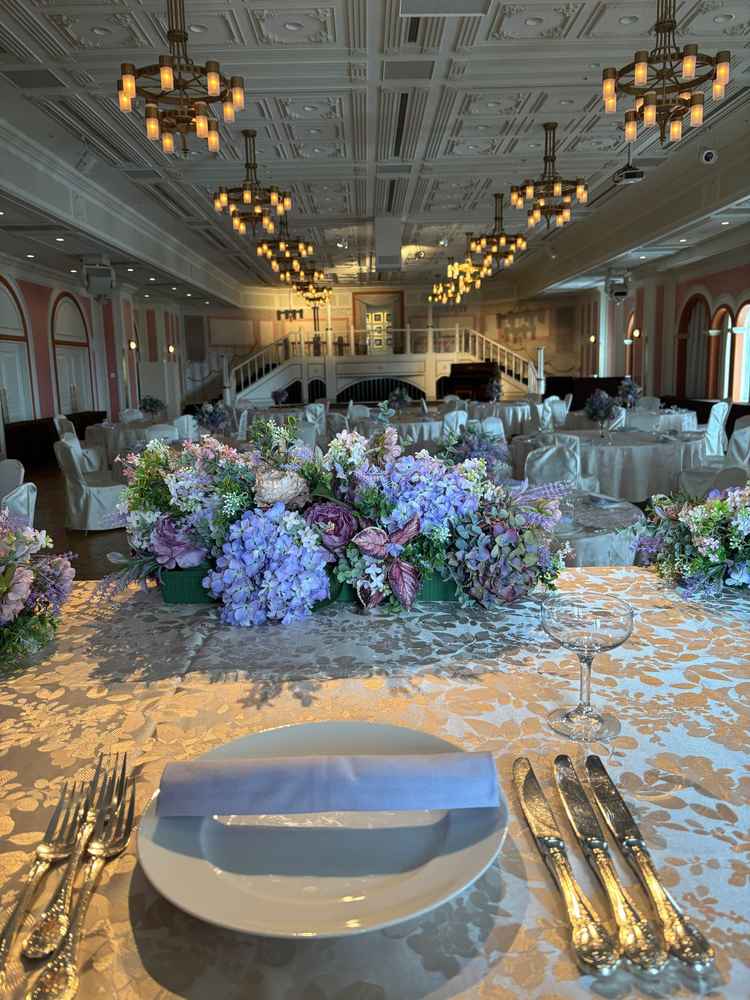 披露宴会場のルセルナホール。実際に座らせてもらい広い空間かつゲストとの良い距離感を感じました。