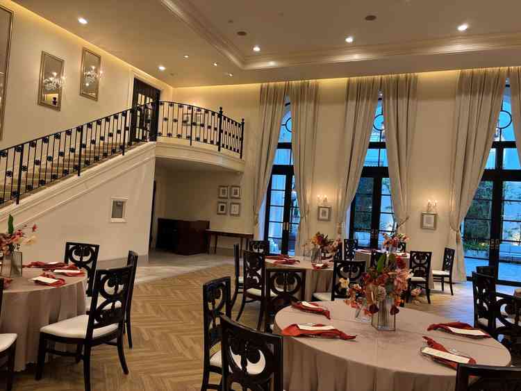 披露宴会場、階段があるのが素敵でした。