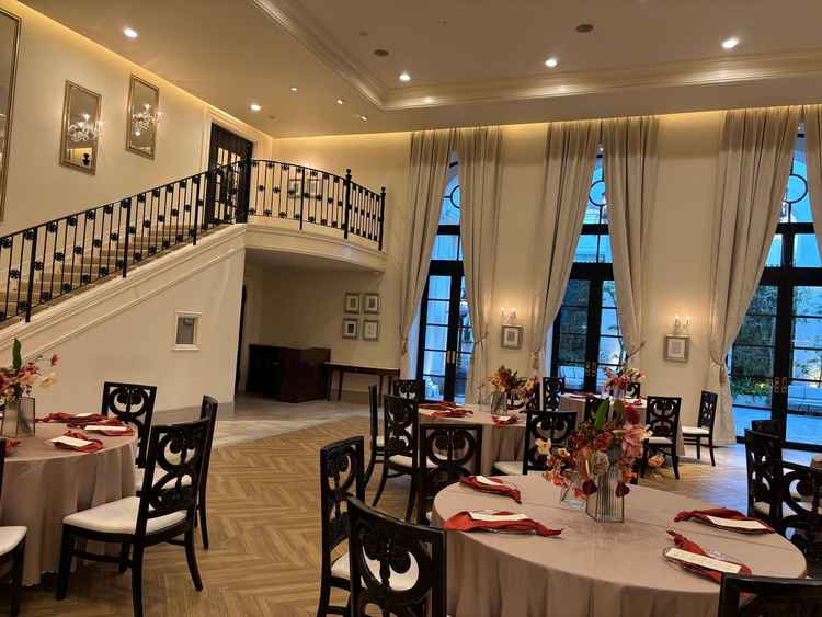 披露宴会場、階段があるのが素敵でした。