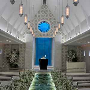 チャペル。下がガラスになっていて花が敷き詰められていてとても綺麗だった。チャペル全体綺麗な空間だった