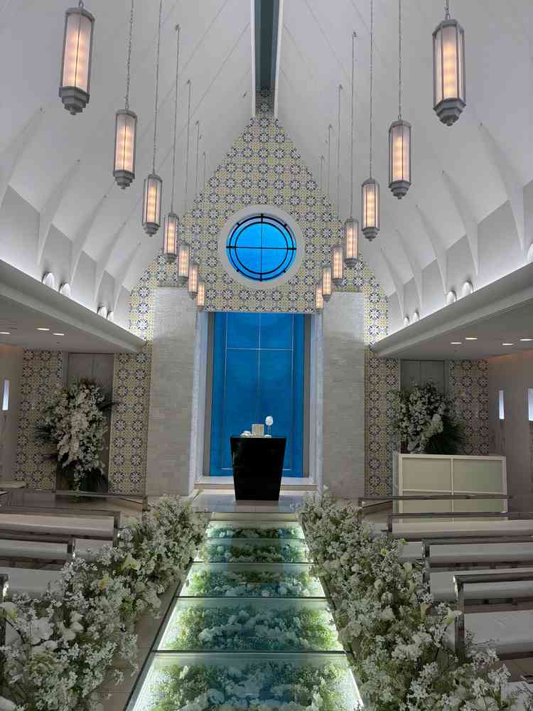 チャペル。下がガラスになっていて花が敷き詰められていてとても綺麗だった。チャペル全体綺麗な空間だった