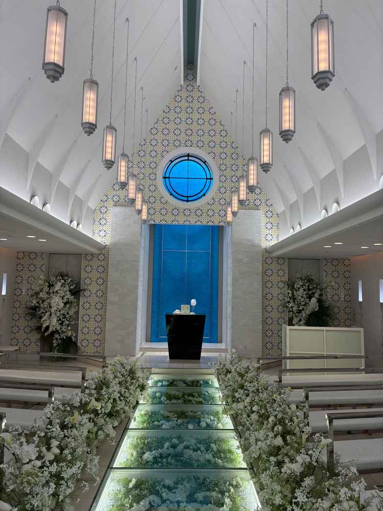 チャペル。下がガラスになっていて花が敷き詰められていてとても綺麗だった。チャペル全体綺麗な空間だった