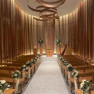 木の温もりを感じるチャペル