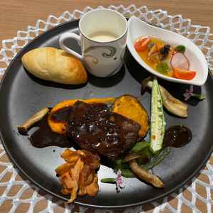 ワンプレート試食。メインのお肉は直前に目の前でフランベしていただき、お料理も鮮やかで美味しかったです