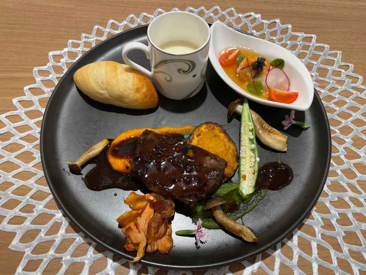 ワンプレート試食。メインのお肉は直前に目の前でフランベしていただき、お料理も鮮やかで美味しかったです