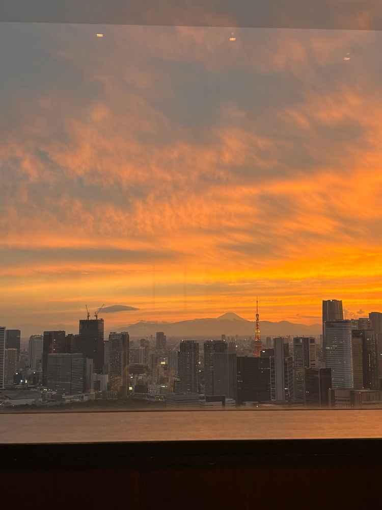 待合室から夕方に見えた景色は春とはまた異なり、天気が良いと富士山と東京タワーが同時に見え非常に良い。