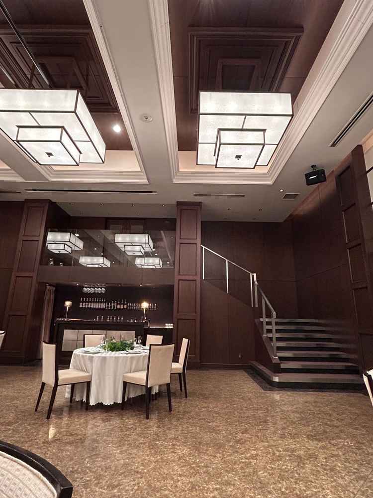 披露宴会場に階段もあり、演出も色々できそうだった。