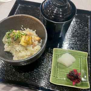 料理の写真です。これはお茶漬けですが、洋食もあり、和洋折衷でどれも美味しかったです。