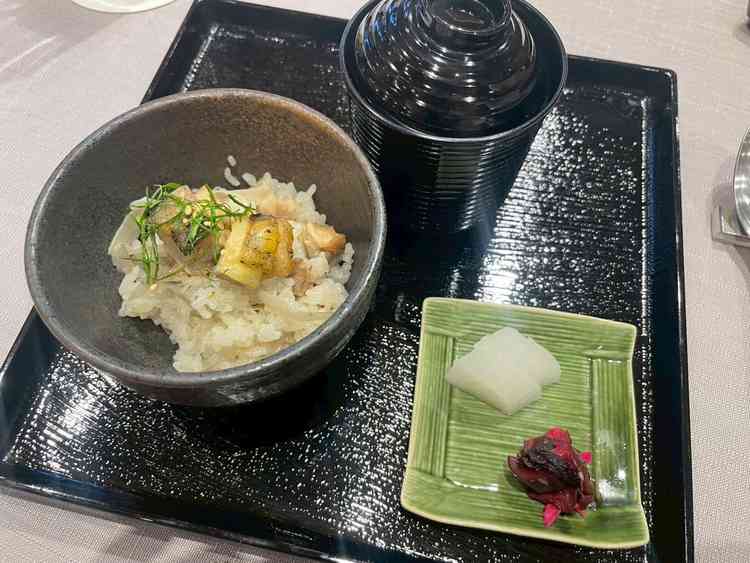 料理の写真です。これはお茶漬けですが、洋食もあり、和洋折衷でどれも美味しかったです。