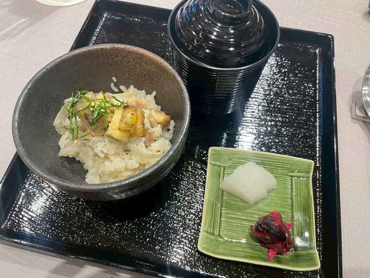 料理の写真です。これはお茶漬けですが、洋食もあり、和洋折衷でどれも美味しかったです。