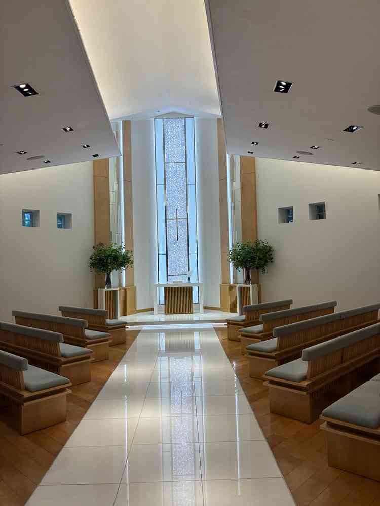 チャペルの写真です。大理石が使われシンプルかつ高級感があります。