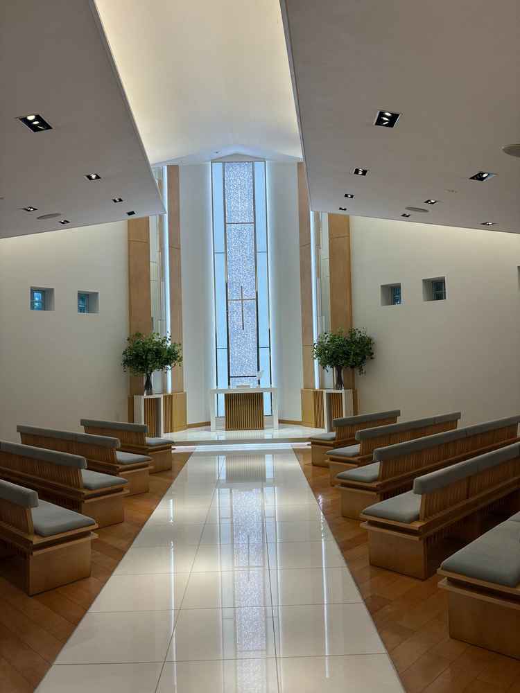 チャペルの写真です。大理石が使われシンプルかつ高級感があります。