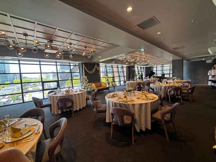 披露宴会場。カーテンが空いたときに広場が一気に見えて感動した。