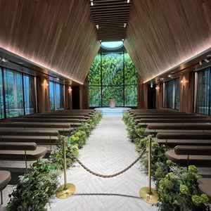 チャペルの写真。天井高が都内とは思わせないほどの高さ。フェイクグリーンにはとてもではないが見えない。