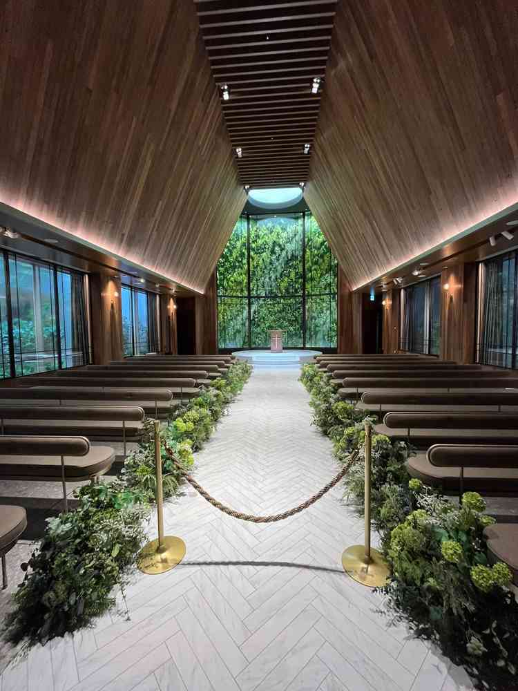 チャペルの写真。天井高が都内とは思わせないほどの高さ。フェイクグリーンにはとてもではないが見えない。