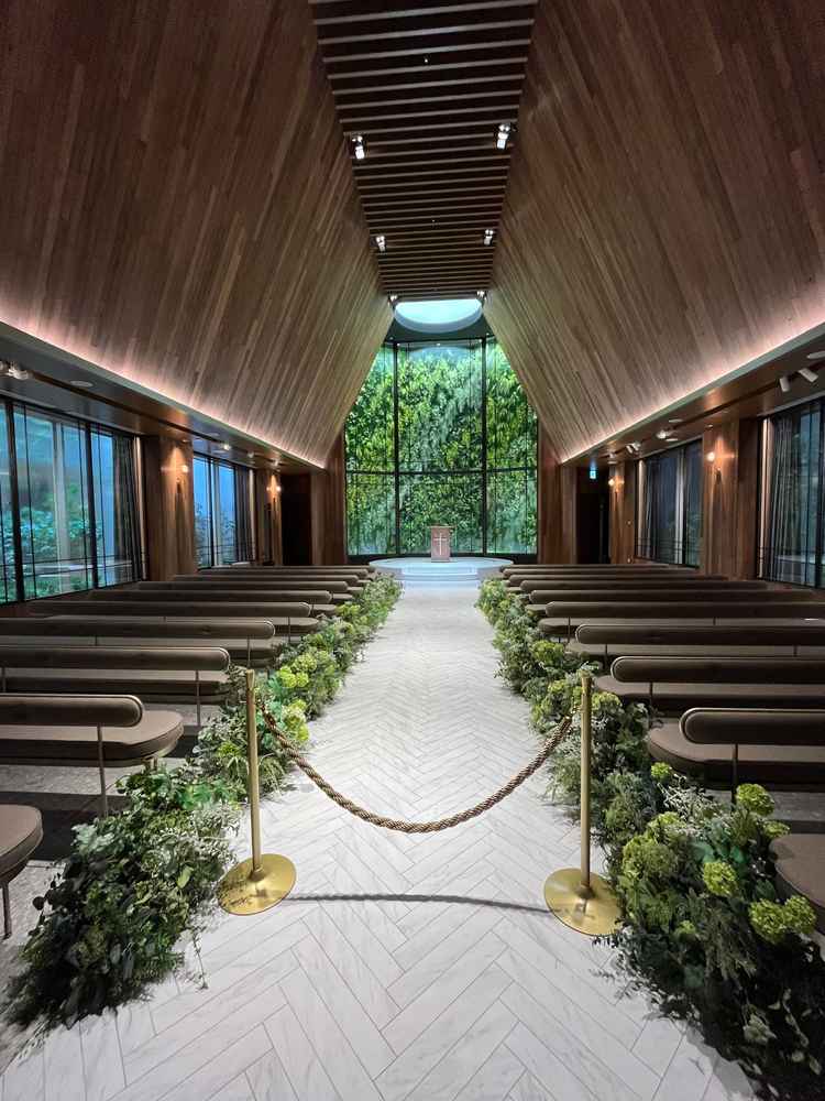 チャペルの写真。天井高が都内とは思わせないほどの高さ。フェイクグリーンにはとてもではないが見えない。