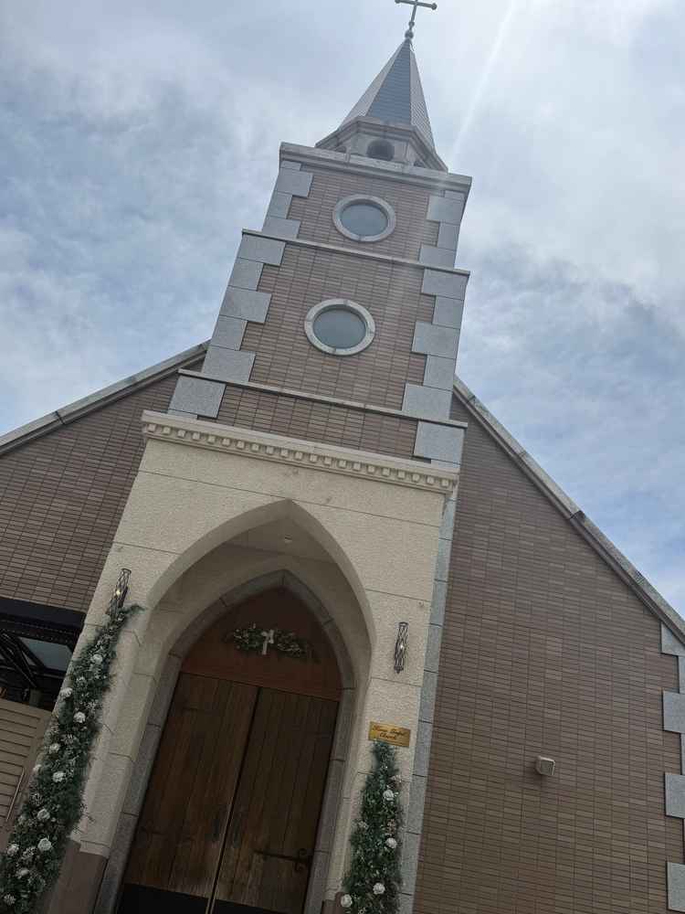 屋外にあるチャペルです。鐘もなり素敵です。
