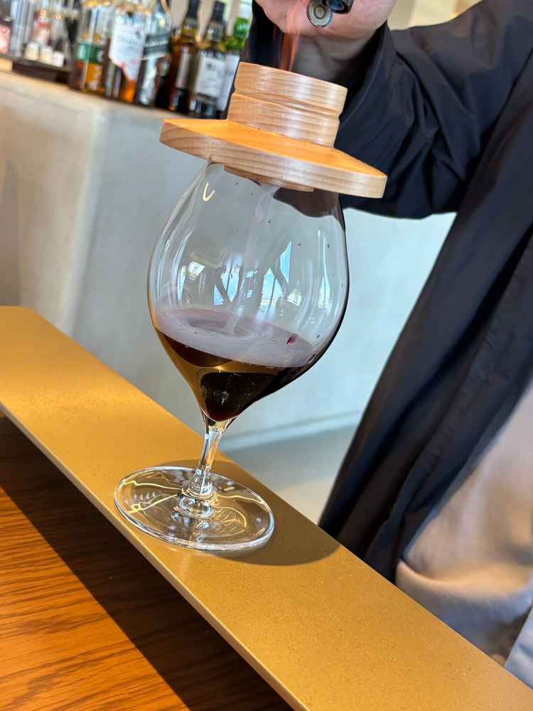 ペアリングのドリンクの試食。ぶどうジュースを燻製するパフォーマンスがありました！