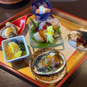 お料理はびっくりするくらいに豪華でどれを食べても本当に美味しかったです！和食料理には感動しました