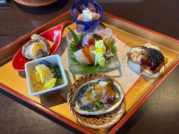 お料理はびっくりするくらいに豪華でどれを食べても本当に美味しかったです！和食料理には感動しました