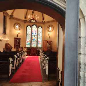 挙式会場のアンティークがどれも良かったです。特に自然光を取入れ輝く正面のステンドグラスが素敵でした。