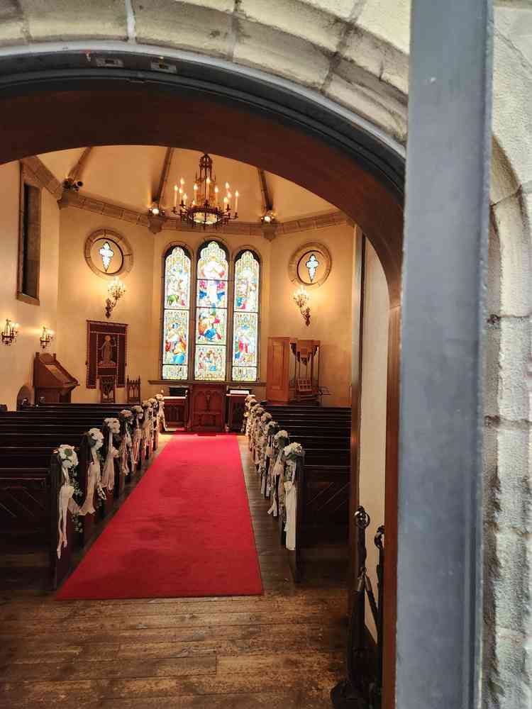 挙式会場のアンティークがどれも良かったです。特に自然光を取入れ輝く正面のステンドグラスが素敵でした。